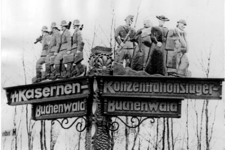 Vom Häftling Bruno Apitz handgeschnitzter Wegweiser zu den SS-Kasernen Buchenwald und dem KZ Buchenwald am Carachoweg. 